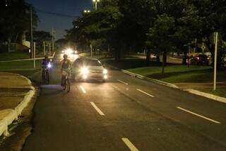 Ciclistas dividem pista com carros no Parque dos Poderes (Foto: Kisie Ainoã)