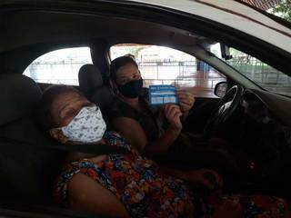 Marli e Alice Valério após segunda dose de vacinação na sexta-feira (12). (Foto: Aletheya Alves)