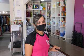 Gerente de loja, Mayara de Arruda, 30 anos, diz que pandemia reduziu em três vezes as vendas. (Foto: Paulo Francis)