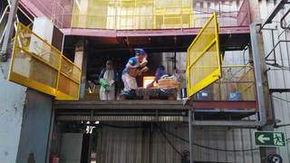 Droga sendo incinerada em forno de indústria em Dourados (Foto: Divulgação)