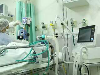 Paciente sendo atendido em leito de hospital. (Foto: Kísie Ainoã)