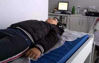Theodoro durante exame de vídeo eletroencefalograma (Foto: Arquivo Pessoal)