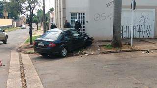 Carro parou na fachada da sapataria, na rua Domingos Marques. (Foto: Direto das Ruas)