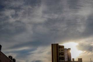 Manhã de sábado (13) com nuvens escuras no Centro de Campo Grande. (Foto: Henrique Kawaminami)