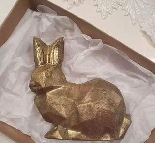 Opção para presentar não falta, como o coelho decorado e feito todo em chocolate (Foto: Reprodução/Instagram)