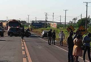 Índios fecharam a rodovia na manhã deste sábado, em protesto contra a 19ª morte no mesmo local. (Foto: Dourados News)