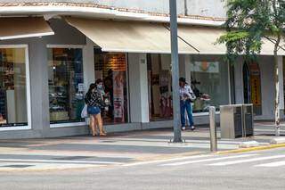 Movimento no Centro de Campo Grande neste sábado (13), era pequeno e comerciantes reclamam da queda nas vendas. (Foto: Henrique Kawaminami)