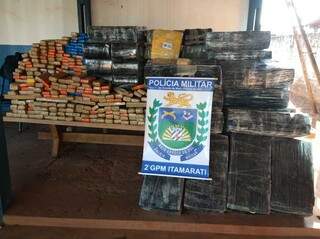 Droga apreendida pela Polícia Militar estava divida em 91 tabletes e 49 fardos. (Foto: Divulgação/PM)