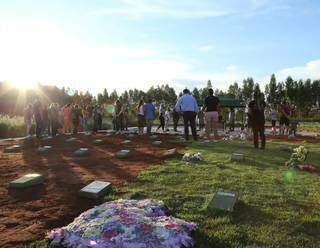 Cerca de 40 pessoas se reuniram ontem (12) no Cemitério Jardim da Paz (Foto: Kísie Ainoã)