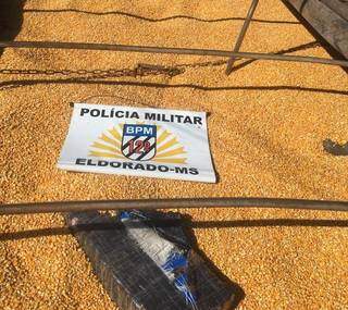 Fardos de maconha estavam escondidos em carga de milho. (Foto: Divulgação/Polícia Militar)