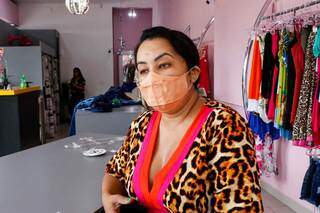 Kety Mota, 38 anos, proprietária de uma loja de roupas conta que as vendas caíram em 80%. (Foto: Henrique Kawaminami)