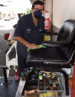 André Ferreira adere ao álcool em gel no dia-adia como engraxate no centro da cidade. (Foto: Roberto Higa)