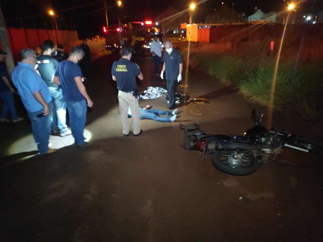 Motociclista se desequilibra ao passar em buraco, cai e morre atropelado