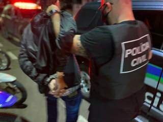 Rapaz foi preso por porte de drogas em uma conveniência. (Foto: Divulgação | Polícia Civil)