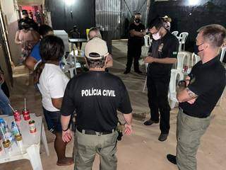 Equipes durante fiscalização na noite de ontem. (Foto: Divulgação | Polícia Civil)