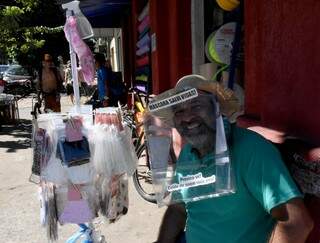Aqui, clique de comerciante ambulante vendendo itens como as máscaras &#34;que salvam vidas&#34; (Foto: Roberto Higa)
