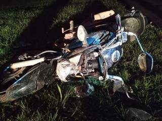 Motocicleta Honda CG 160 ficou destruída com a batida. (Foto: Jovem Sul News)