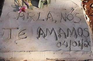 No túmulo de Carla, sepultada no dia 4 de julho, o amor da família à vítima de crime cruel. (Foto: Kísie Ainoã)