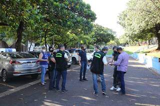 Fiscais se concentraram no estacionamento do Paço Municipal para iniciarem operação. (Foto Pualo Francis)