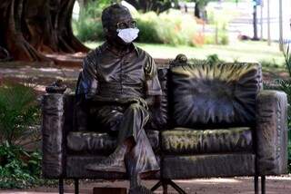 Na pandemia do novo coronavírus, até estátua de Manoel de Barros foi &#34;obrigada&#34; a usar máscara (Foto: Roberto Higa)