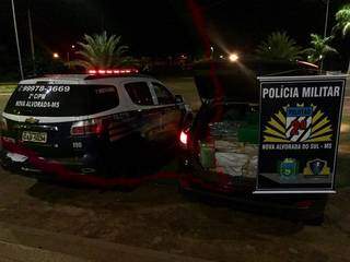 Carro lotado de maconha e skunk ao lado da viatura da polícia (Foto: Divulgação/PM)