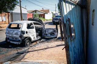 Carro, modelo Volkswagen Fox, destruído após incêndio criminoso; ex-marido é suspeito de quemar veículo de vendedora (Foto: Henrique Kawaminami)