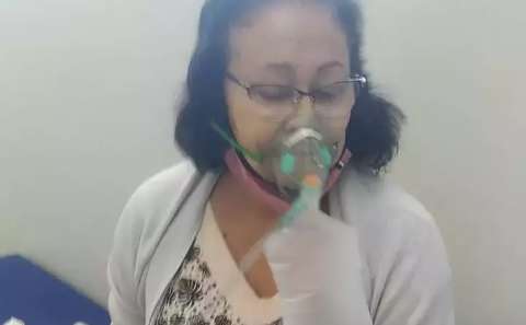Sem vaga em hospital, mulher morre de covid intubada em posto de saúde