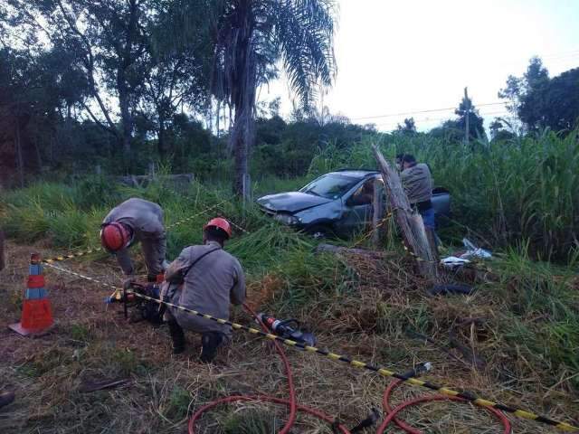 Homem morre preso &agrave;s ferragens ap&oacute;s perder controle de ve&iacute;culo e bater em &aacute;rvore