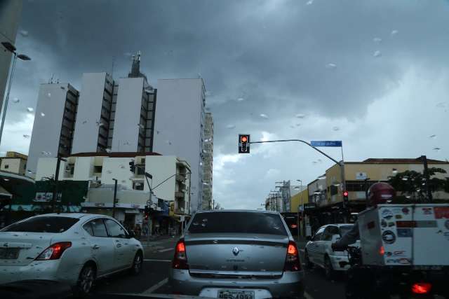 Ap&oacute;s causar estragos, chuva volta a Capital 