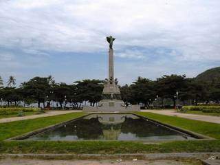 Monumento aos heróis da Retirada da Laguna e Dourados na praça General Tibúrcio, localizada na praia Vermelha, Zona Sul do Rio de Janeiro (Foto: Reprodução)