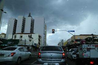 Céu fechado no início da tarde desta segunda-feira, em Campo Grande (Foto: Kisie Ainoã)