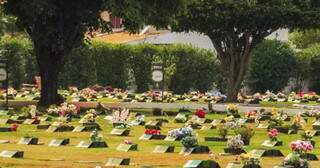 Lapides no cemitério Memorial Park, local de sepultamento de pai e filho. (Foto: Arquivo/Campo Grande News)