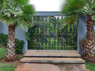 Portão antigo que veio de São Paulo dá o tom de &#34;oasis&#34; à entrada do terreno-jardim (Foto: Raul Delvizio)