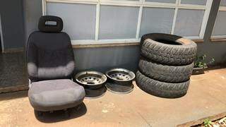 Banco, rodas e pneus foram encontrados na Vila Nhanhá um mês após furto de veículo. (Foto: Divulgação)