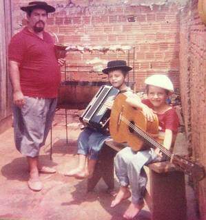 Seu Ailton ao lado dos filhos Jaiminho e Osmar durante um churrasco improvisado, música e chimarrão (Foto: Arquivo Pessoal)