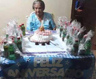 Já a matriarca Maria Paula Martins Leal comemorou seus 101 anos de vida no esquema de uma &#34;carreata&#34; em casa (Foto: Arquivo Pessoal)