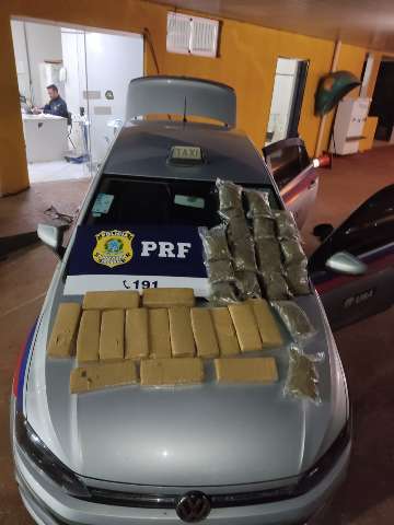 Dupla &eacute; presa ao ser flagrada traficando maconha para MG em t&aacute;xi 