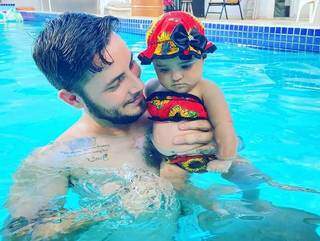 Rodrigo brinca com sua filha Sophia na piscina; &#34;muita mudança veio nesse meio tempo...&#34; (Foto: Arquivo Pessoal)