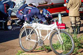 Ao fundo, equipe do Samu tenta reanimar vítima de mal súbito, que seguia de bicicleta para o trabalho. (Foto: Henrique Kawaminami)