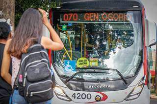 Em Campo Grande, total de passageiros de ônibus caiu pela metade na pandemia. (Foto: Henrique Kawaminami)