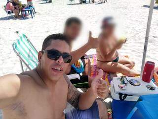 José Antônio foi à praia com os amigos que o acolheram em Florianópolis logo após chegar na cidade (Foto: Reprodução das redes sociais)