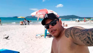 Selfie tirada em praia horas antes do assassinato (Foto: Reprodução das redes sociais)