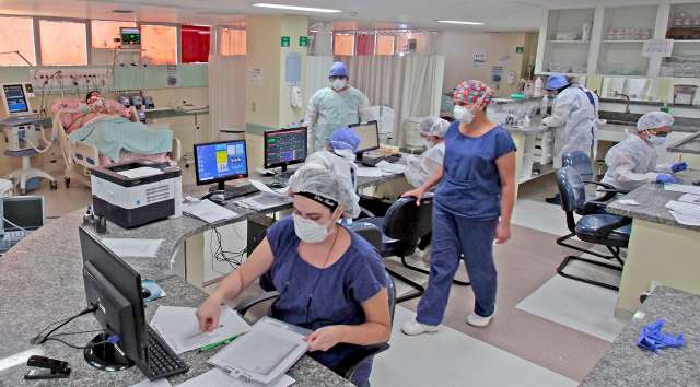 Contra &quot;momento calamitoso&quot;, HR transfere pacientes e foca esfor&ccedil;os contra covid