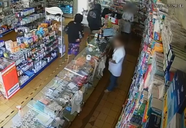 Em 47 segundos bandidos com capuz e m&aacute;scaras assaltam farm&aacute;cia 