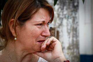 Ramona de Souza, 53 anos, chora ao lembrar do horror vivido pela irmã (Foto: Henrique Kawaminami)