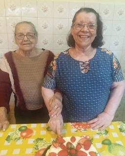 Registro de uma das últimas comemorações da família, na foto tia Cida e tia Edna. (Foto: Arquivo Pessoal)