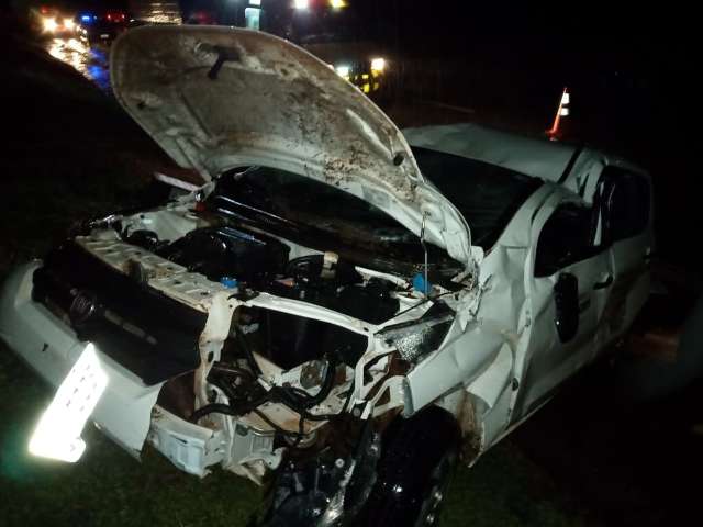 Carro sai da pista em curva, bate em placa e homem morre na hora 