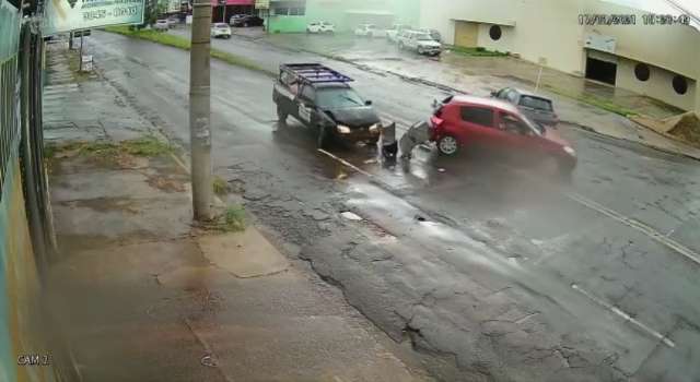 &quot;Barbeiragem&quot; de motorista causa batida na Mascarenhas de Moraes