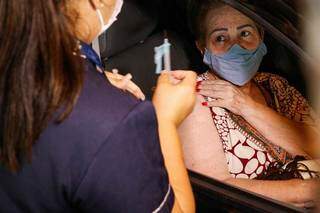 Idosa sendo vacinada contra covid-19, em Campo Grande, nesta quarta-feira (Foto: Henrique Kawaminami)