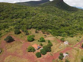 Registro feito por um drone que sobrevoou a fazenda onde o empresário estava. (Foto: Divulgação/Polícia Civil)